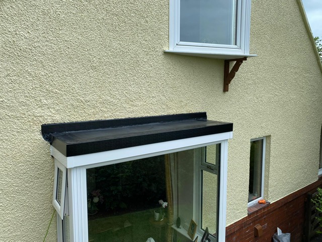 A flat rubber roof on a bay window